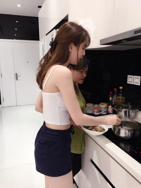Ngọc Trinh tình cảm vào bếp với mẹ kế - Ảnh 2 Ngoc Trinh tinh cam vao bep voi me ke - Anh 2