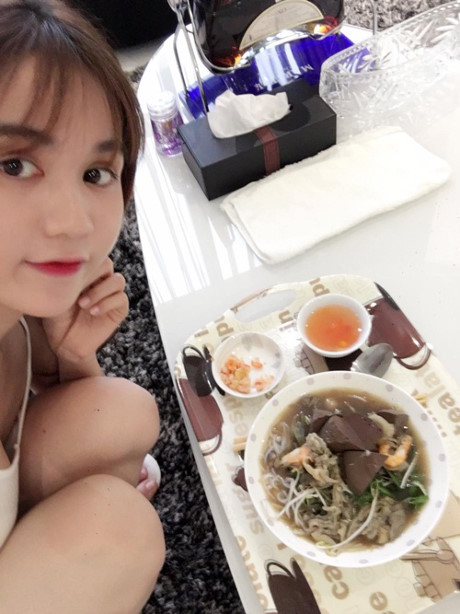 Ngọc Trinh tình cảm vào bếp với mẹ kế - Ảnh 4 Ngoc Trinh tinh cam vao bep voi me ke - Anh 4
