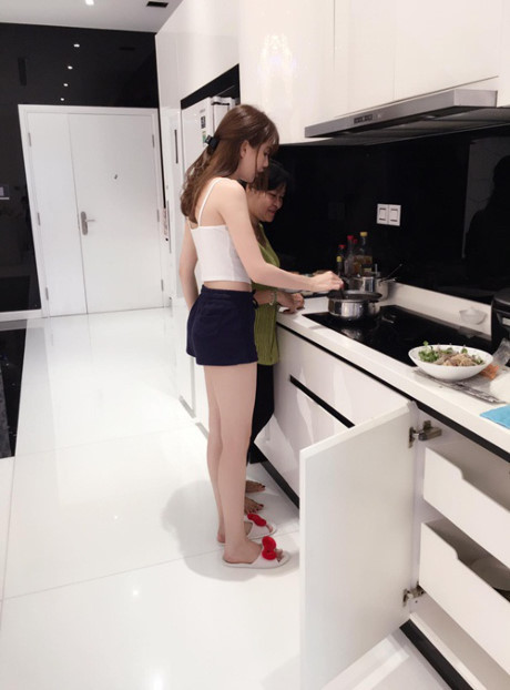 Ngọc Trinh tình cảm vào bếp với mẹ kế - Ảnh 3 Ngoc Trinh tinh cam vao bep voi me ke - Anh 3