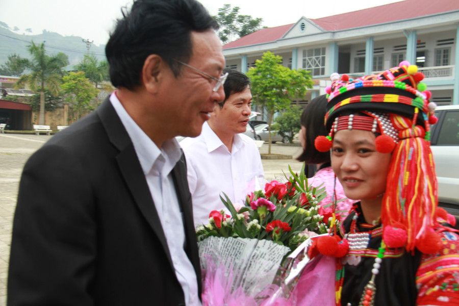 Bộ trưởng Phạm Vũ Luận trò chuyện với học sinh Trường Phổ thông Dân tộc Nội trú tỉnh Lai Châu