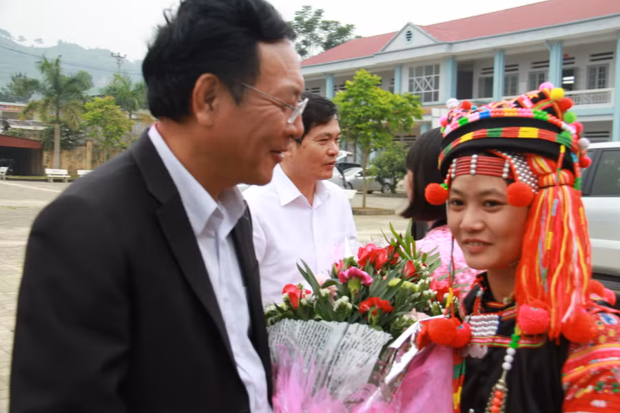 Bộ trưởng Phạm Vũ Luận trò chuyện với học sinh Trường Phổ thông Dân tộc Nội trú tỉnh Lai Châu