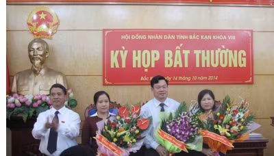 Bí thư Tỉnh ủy Bắc Kạn Hà Văn Khoát chúc mừng bà Hoa, ông Chinh và bà Thanh ( ngoài cùng bên phải).