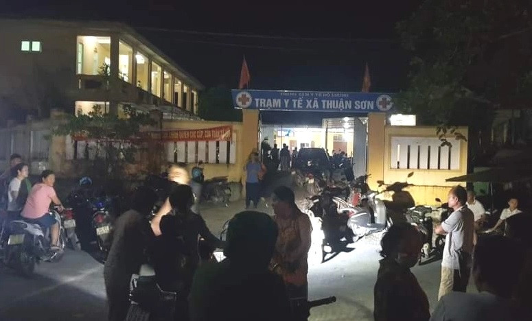 70 trẻ Trường Mầm non Thuận Sơn (Đô Lương, Nghệ An) đến cơ sở y tế cấp cứu sau khi ăn sữa chua tại trường. 70 trẻ Trường Mầm non Thuận Sơn (Đô Lương, Nghệ An) đến cơ sở y tế cấp cứu sau khi ăn sữa chua tại trường.