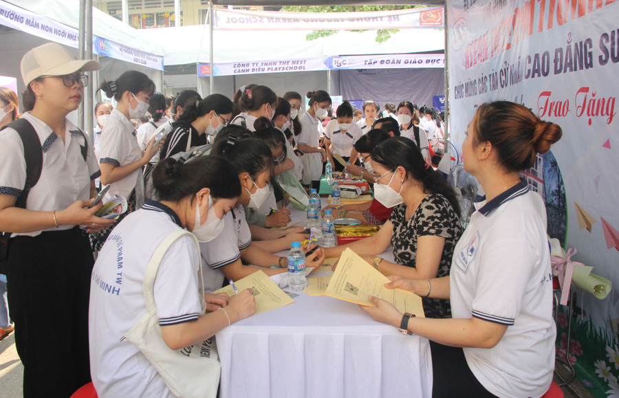 Sinh viên Trường Cao đẳng Sư phạm Trung ương TPHCM đăng ký ứng tuyển vị trí giáo viên mầm non trong ngày hội việc làm năm 2023.