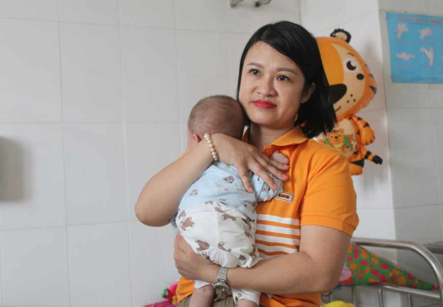 Nhà giáo Phạm Thanh Huyền thăm bé Gia Bảo tại Bệnh viện Nhi Thanh Hóa.