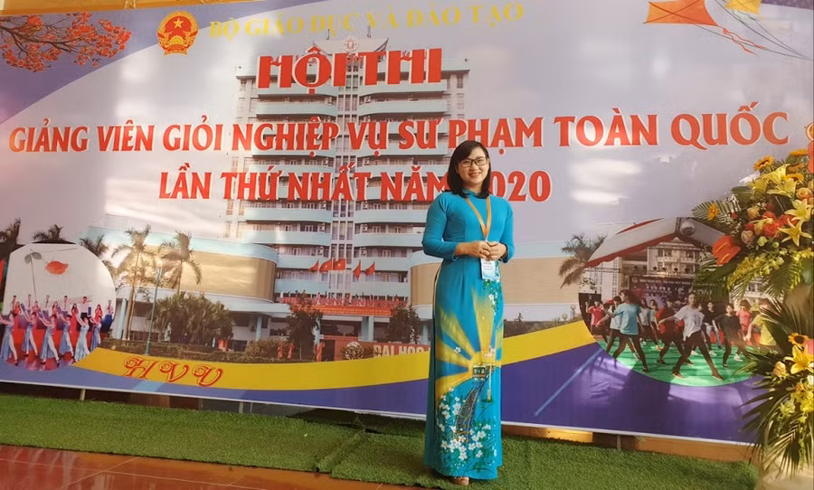 Cô giáo Ngô Thu Thủy tại hội thi