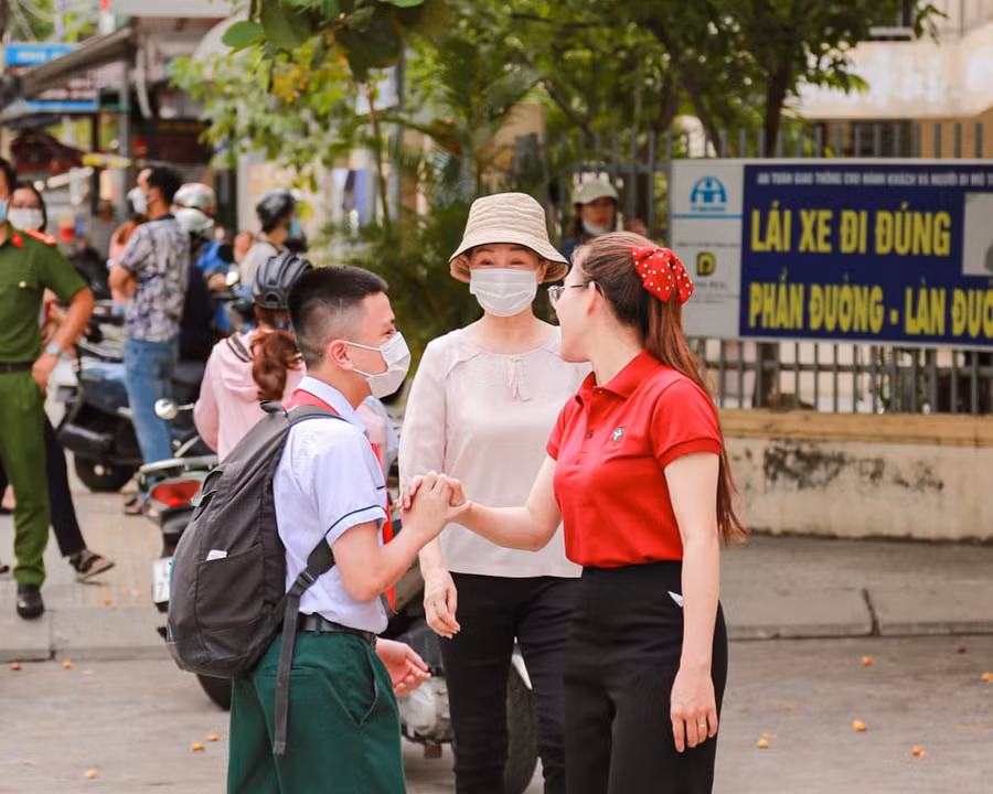 Cô giáo động viên học sinh đã hoàn thành tốt Kỳ thi tuyển sinh vào lớp 10 các trường THPT công lập năm học 2022-2023.