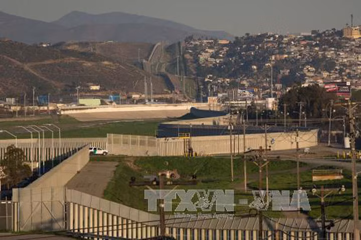 Mỗi gia đình Mỹ có thể phải ‘gánh nợ’ 120 USD vì tường ngăn Mexico