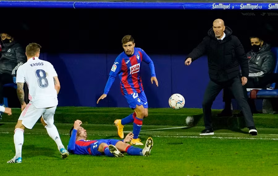 Kết quả này giúp thầy trò HLV Zidane vươn lên thứ 2 trên bảng xếp hạng La Liga với 29 điểm, bằng đội dẫn đầu Atletico Madrid nhưng kém về hiệu số. Tuy nhiên, Real Madrid đã thi đấu 14 trận, nhiều hơn đối thủ cùng thành phố 2 trận. Nếu muốn cạnh tranh ngôi đầu, "Los Blancos" phải giành kết quả tốt nhất và chờ đối thủ sảy chân ở những trận đấu tới.