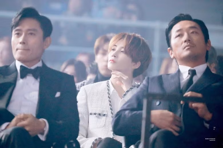 Jeonghan vô cùng nổi bật khi ngồi giữa Lee Byung Hun và Ha Jung Woo.