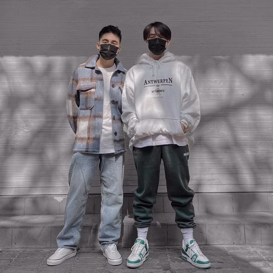 Sơn Tùng MTP chụp ảnh cùng cậu em trai ngày mùng 1 Tết. Hai anh em Sơn Tùng vô cùng thân thiết và thường xuyên chia sẻ với nhau nhiều chuyện trong cuộc sống.