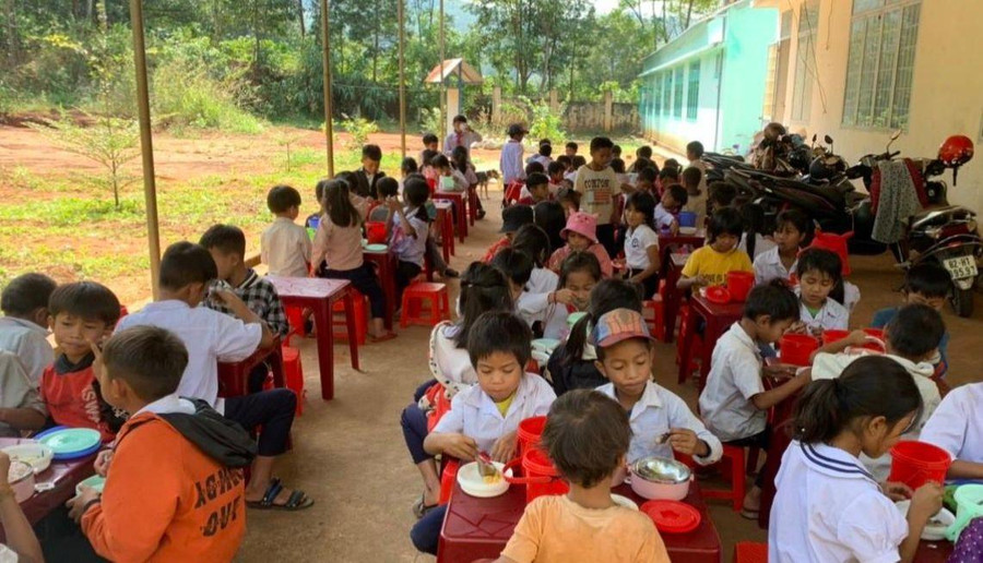 Học sinh vui mừng, hạnh phúc mang cơm trưa bằng cặp lồng mới.