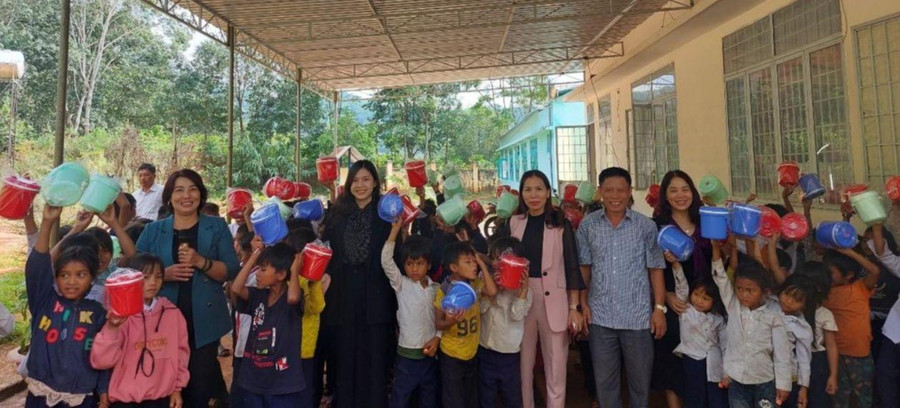 Báo GD&amp;TĐ kết nối với mạnh thường quân tặng cặp lồng cơm cho học sinh Trường Tiểu học Tô Vĩnh Diện.