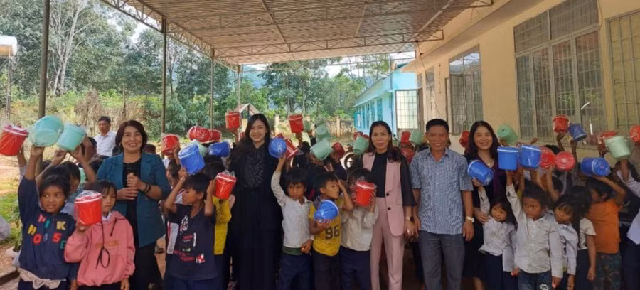 Báo GD&amp;TĐ kết nối với mạnh thường quân tặng cặp lồng cơm cho học sinh Trường Tiểu học Tô Vĩnh Diện.