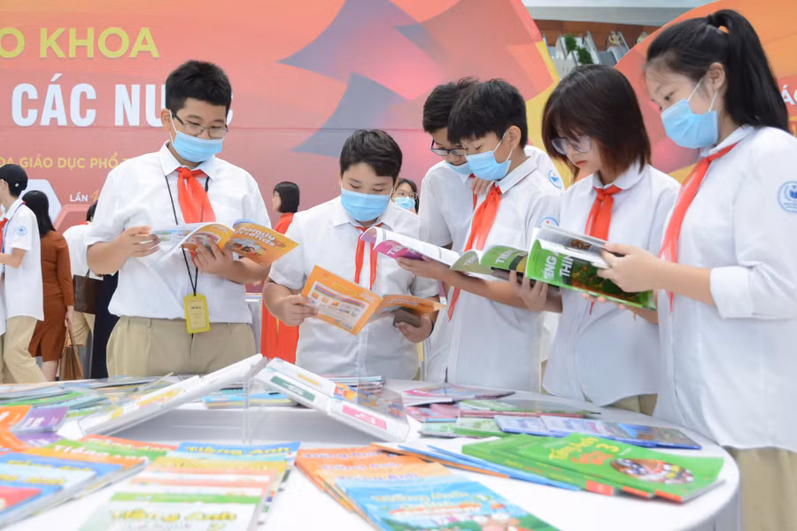 Học sinh tham dự triển lãm SGK do Bộ GD&ĐT tổ chức.