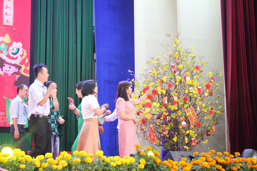 Cán bộ, viên chức, người lao động Trường ĐH Cần Thơ tham gia hoạt động “Hái lộc đầu xuân”.