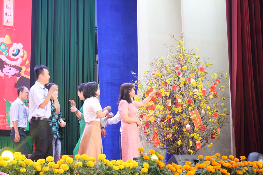 Cán bộ, viên chức, người lao động Trường ĐH Cần Thơ tham gia hoạt động “Hái lộc đầu xuân”.