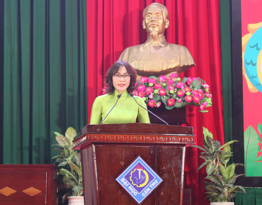 Thạc sĩ Dương Thị Tuyền - Chủ tịch Công đoàn Trường ĐH Cần Thơ tổng kết hoạt động chăm lo cho viên chức, người lao động.