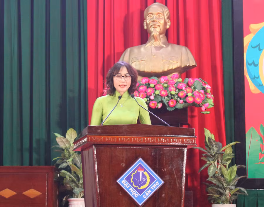 Thạc sĩ Dương Thị Tuyền - Chủ tịch Công đoàn Trường ĐH Cần Thơ tổng kết hoạt động chăm lo cho viên chức, người lao động.