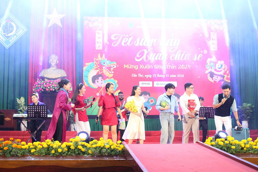 Tiết mục văn nghệ chào mừng Chương trình “Tết sum vầy - Xuân chia sẻ”.