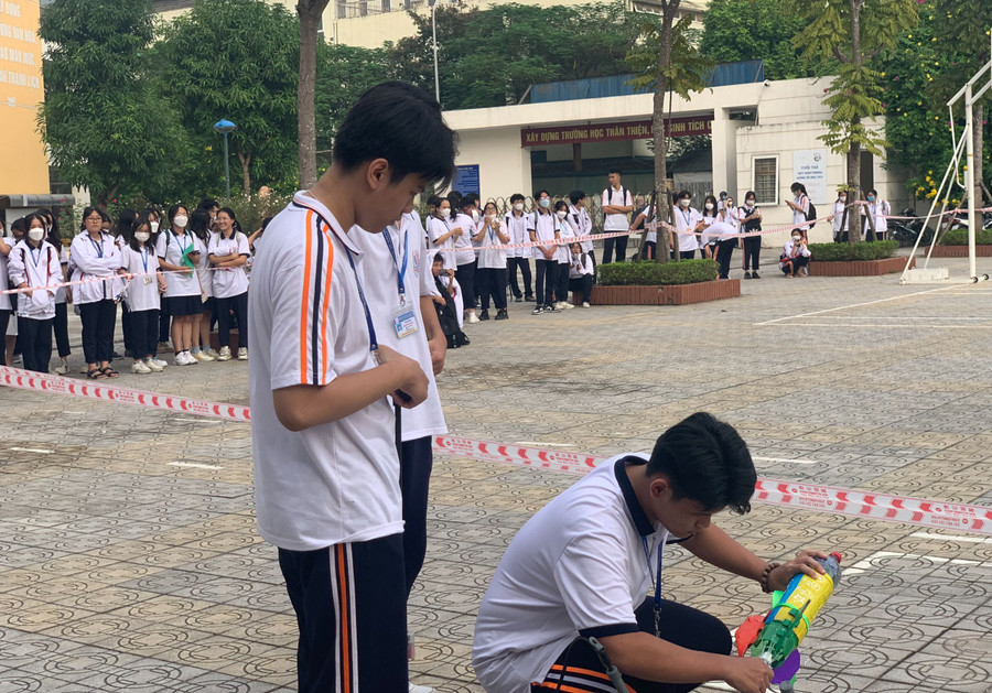 Học sinh Trường THPT Xuân Phương chế tạo tên lửa và thi tài giữa các lớp tại sân trường. Ảnh NT. Học sinh Trường THPT Xuân Phương chế tạo tên lửa và thi tài giữa các lớp tại sân trường. Ảnh NT.