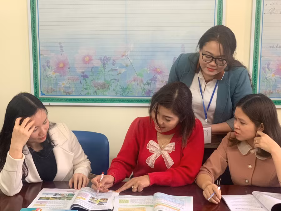 Giáo viên Trường THCS Nguyễn Chuyên Mỹ (An Lão, TP Hải Phòng) nghiên cứu, lựa chọn SGK mới. Ảnh minh họa