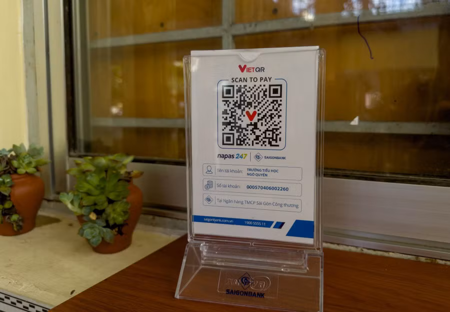 Trường Tiểu học Ngô Quyền, quận Ninh Kiều (TP Cần Thơ), thông tin tài khoản cũng như mã quét tạo thuận lợi cho phụ huynh thanh toán trực tuyến. Ảnh: TG
