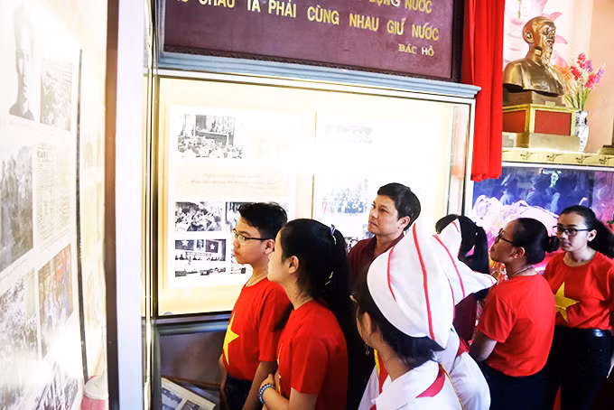Học sinh Trường THCS Âu Cơ (TP Nha Trang, Khánh Hoà) tham quan Khu tưởng niệm Bác Hồ ở xã Phước Đồng. Ảnh nguồn: baokhanhhoa