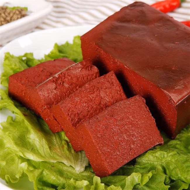 Tiết lợn có lợi ích tuyệt vời đối với sức khỏe nhưng có 3 nhóm người không nên ăn