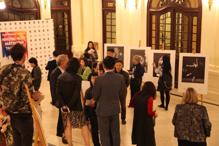 Khán giả xem triển lãm ảnh.