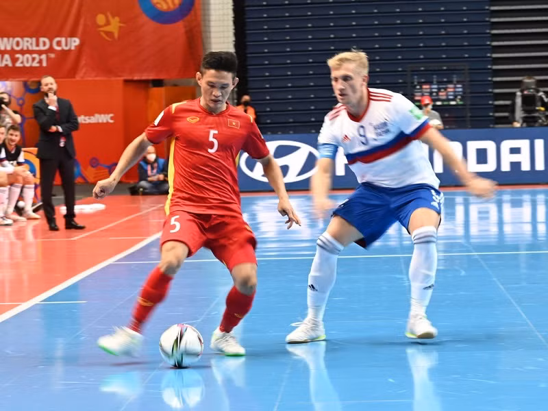 Đội Việt Nam (áo sẫm) trong trận gặp đội tuyển Nga vòng 1/8 World Cup 2021.