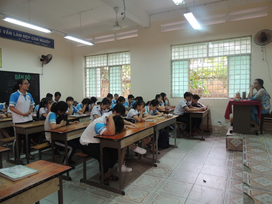 Lớp 11A1 và cô giáo Trần Thị Minh Châu trao đổi với nhau vào chiều ngày 28/3