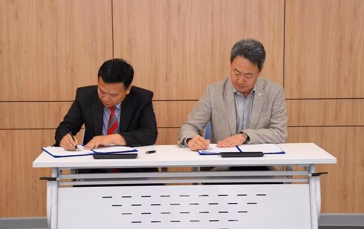 Trường Đại học Công nghệ TPHCM ký kết hợp tác với Hiệp hội Doanh nghiệp Hàn Quốc hồi tháng 4/2023. Ảnh: HUTECH