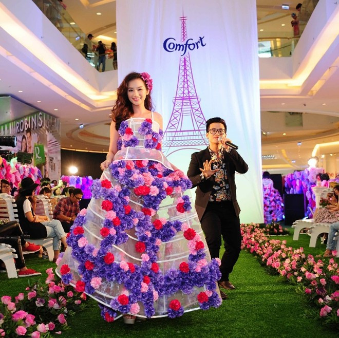 Tháp Eiffel bằng hoa khổng lồ xuất hiện tại Crescent Mall