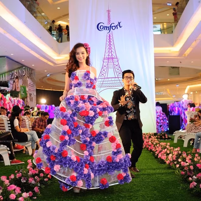 Tháp Eiffel bằng hoa khổng lồ xuất hiện tại Crescent Mall