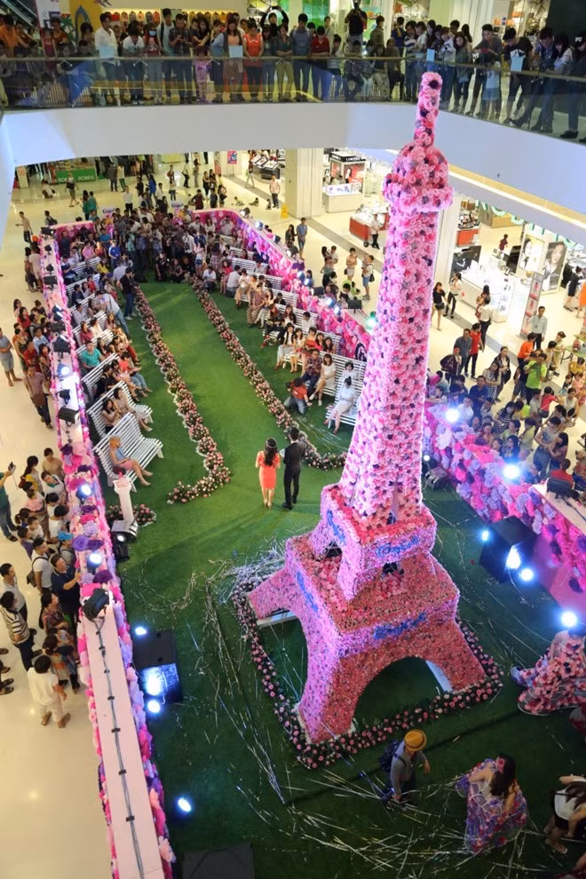 Tháp Eiffel bằng hoa khổng lồ xuất hiện tại Crescent Mall