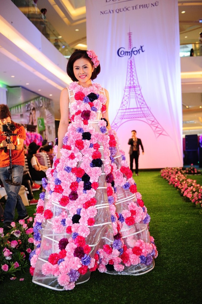 Tháp Eiffel bằng hoa khổng lồ xuất hiện tại Crescent Mall