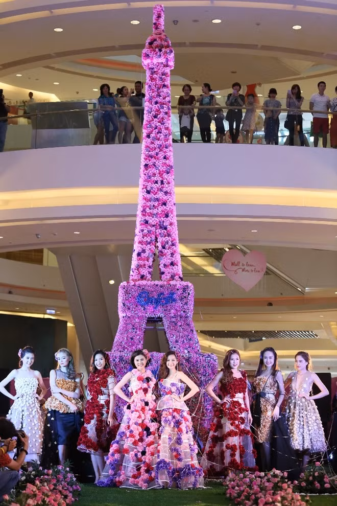 Tâm điểm của khu vườn là tháp hoa khổng lồ cao 8 m, rộng 3 m, mô phỏng theo hình dạng nguyên bản của tháp Eiffel.