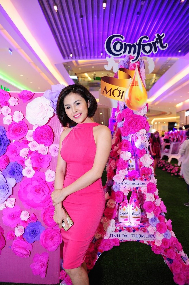 Tháp Eiffel bằng hoa khổng lồ xuất hiện tại Crescent Mall