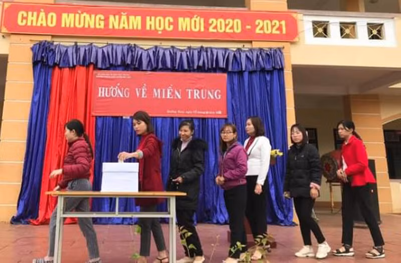 CBNGNLĐ ủng hộ đồng bào miền Trung lũ lụt. Ảnh: Công đoàn Giáo dục Việt Nam
