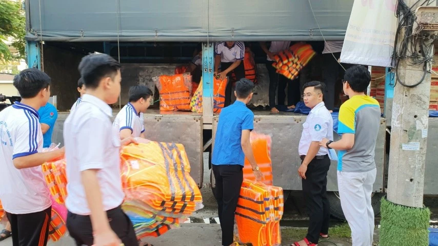 Những chuyến hàng nghĩa tình gửi đến miền Trung ruột thịt. Ảnh: Công đoàn Giáo dục Việt Nam