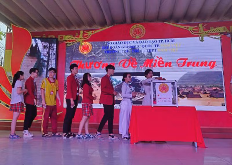 Học sinh Trường TH-THCS-THPT Nam Việt, TPHCM ủng hộ đồng bào miền Trung. Ảnh: NTCC