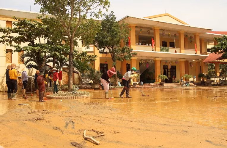 Trường học gấp rút chỉnh trang để đón học sinh sau lũ.