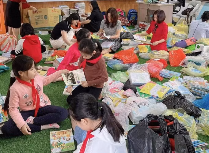 Sách vở và đồ dùng học tập được chuẩn bị hỗ trợ học sinh vùng lũ.