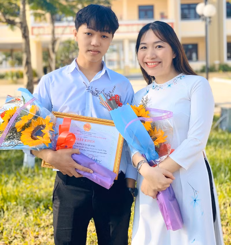 Đặng Văn Quang chụp ảnh kỷ niệm cùng với cô giáo chủ nhiệm Văn Phương Trang. Ảnh NVCC