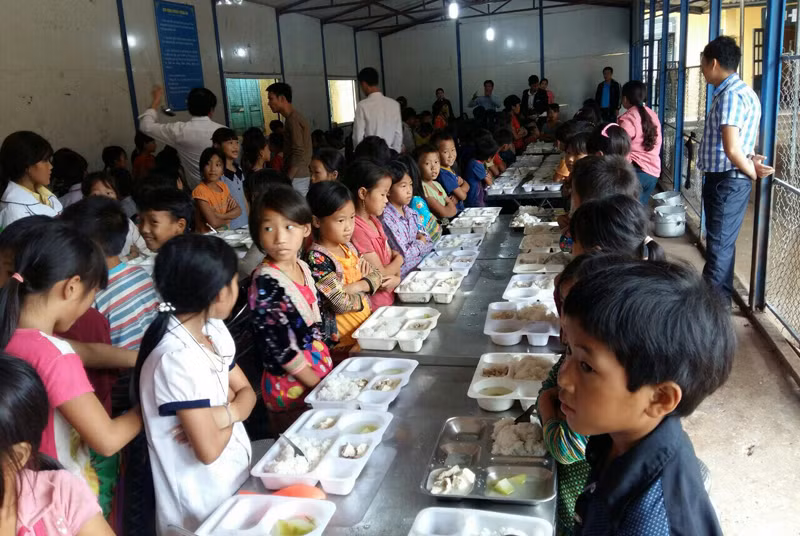 Các em học sinh Trường PTDTBT Tiểu học Chung Chải số 1 trước giờ ăn trưa.