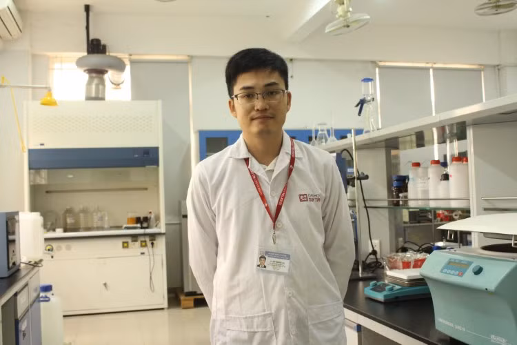 TS Hồ Thanh Tâm tại phòng lab của Trường ĐH Duy Tân (Đà Nẵng).