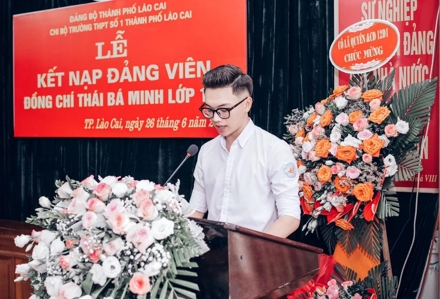 Em Thái Bá Minh trong lễ kết nạp Đảng viên. Ảnh: NVCC