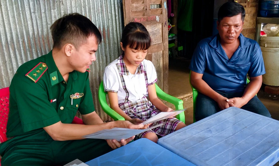 Cán bộ Đồn Biên phòng Trung Bình đến thăm hỏi, động viên em Thạch Thị Mỹ Tuyền. 