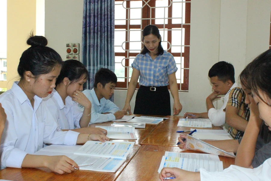 Giáo viên thường xuyên thay đổi phương pháp dạy học tạo hứng thú cho học sinh.